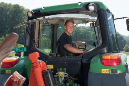 thumb Landwirtin auf Traktor